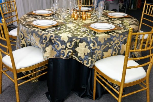 Fleur de lis table decor