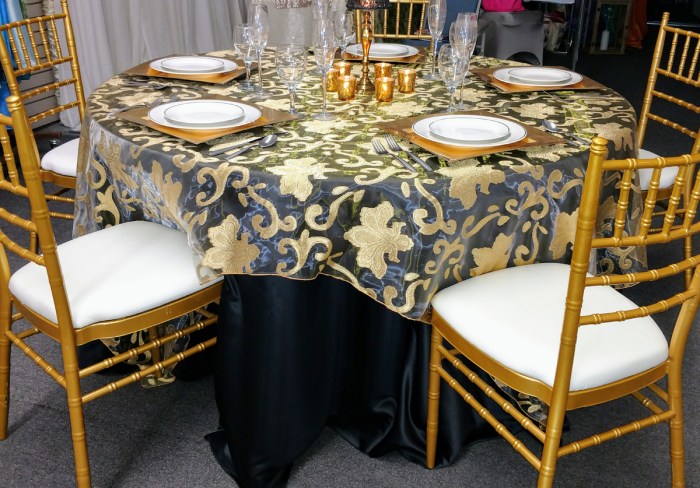 Fleur de lis table decor