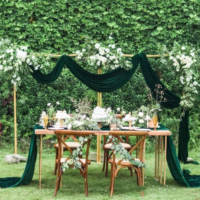 Emerald green and gold table decor