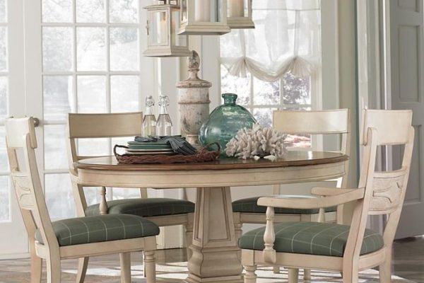 Decor for round dining table